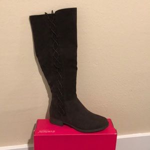 Brand new never worn size 8 1/2 woman’s boots!